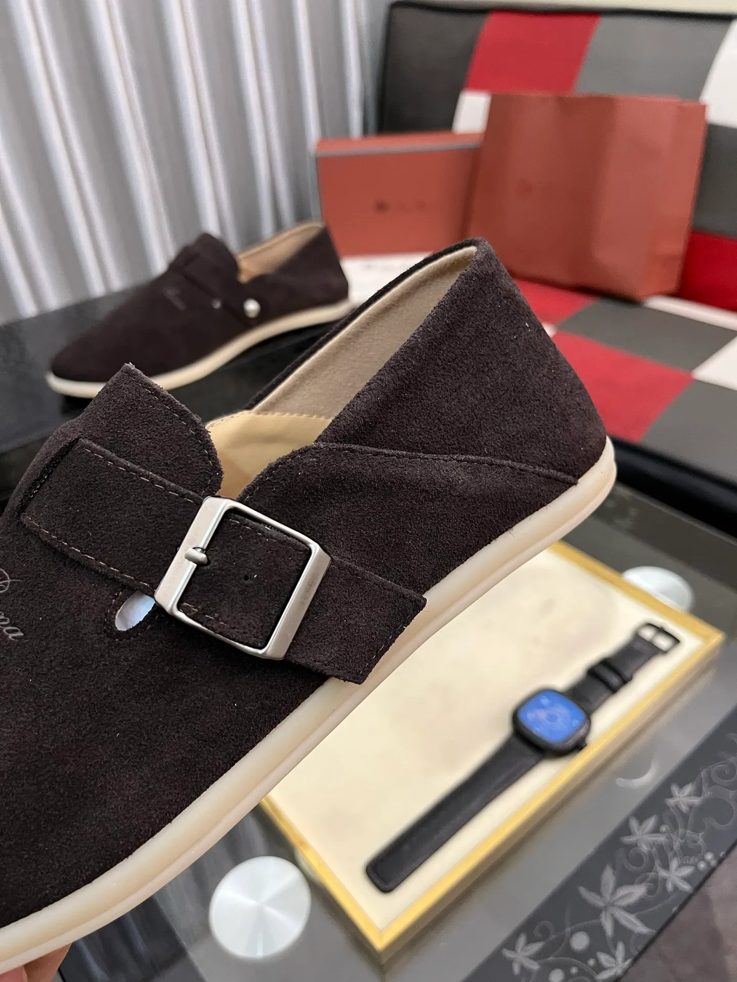 Men's men's shoes 💰458⌚️⌚️ Loro Piana's classic hot model lp top version of Pili casual shoes. It turns out that these are the casual shoes that are said to be able to walk 20,000 steps without getting tired. This pair has both good looks and feel. You will be completely lost as soon as you put it on. The minimalist design is eye-catching and durable, and it is a bonus for dressing. The soft feeling on the feet has outstanding texture, and it is very nice without abrasion on the feet. The soft and waxy soles make it easy to wear for daily use for a long time. Who can resist a pair of versatile and good-looking loafers? Don't be too elegant at all, the feel and texture of the feet are good, the key is to make the legs look longer and not tire the feet, the main thing is that it is just right!        Material: Original cowhide Lining: Original sheepskin Outsole: Original sole Size: 38-44